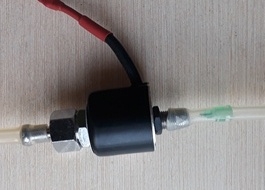 Фото клапана с подключенными силиконовыми шлангами и ограничителем отбора: иглой от шприца